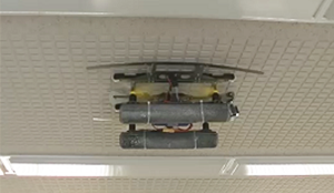 天井面を走行している様子